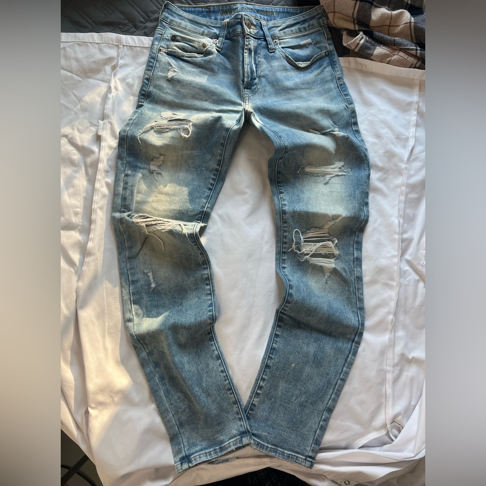 American Eagle distressed jeans (28x30)